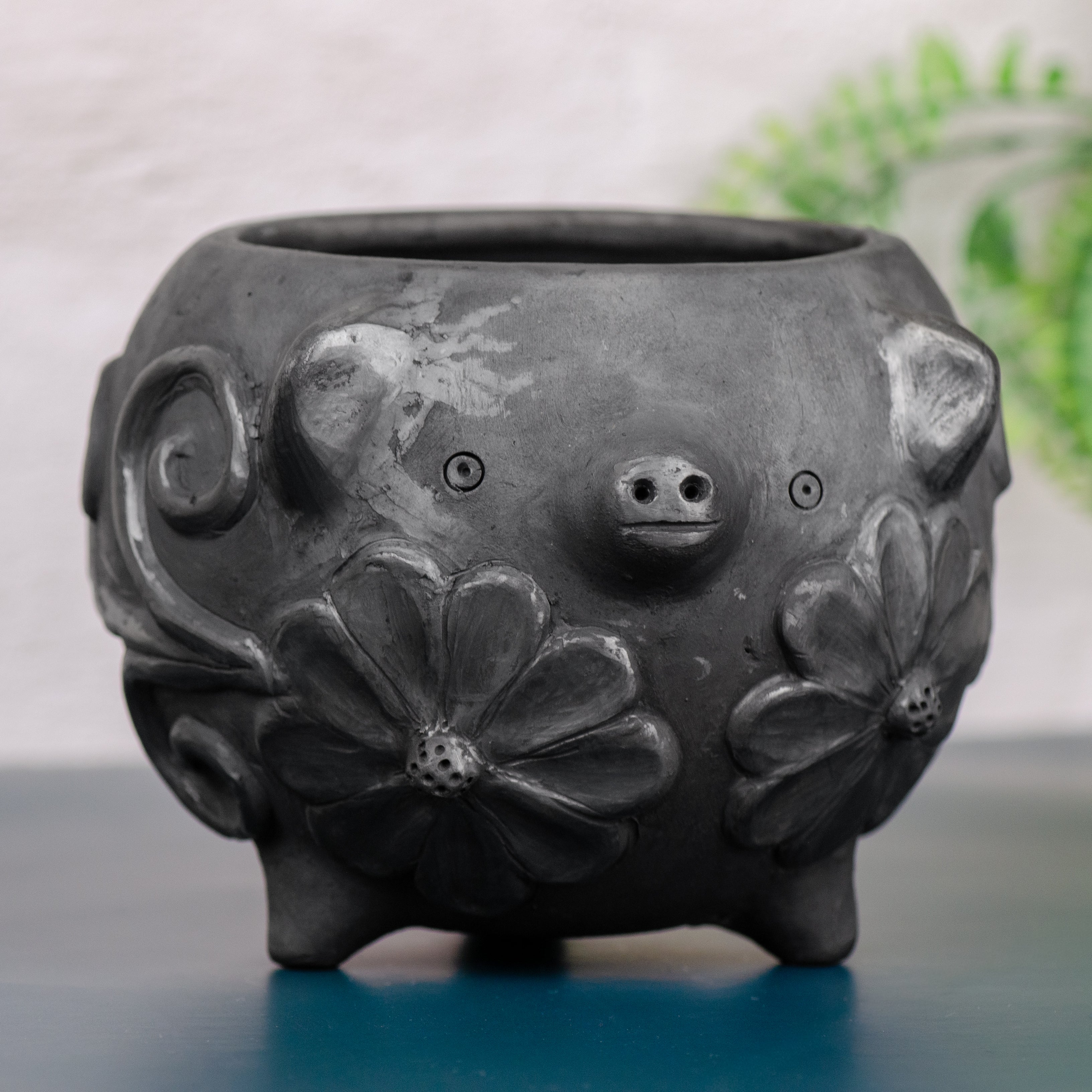Barro Negro Cochinito Planter with Flowers - Image 3