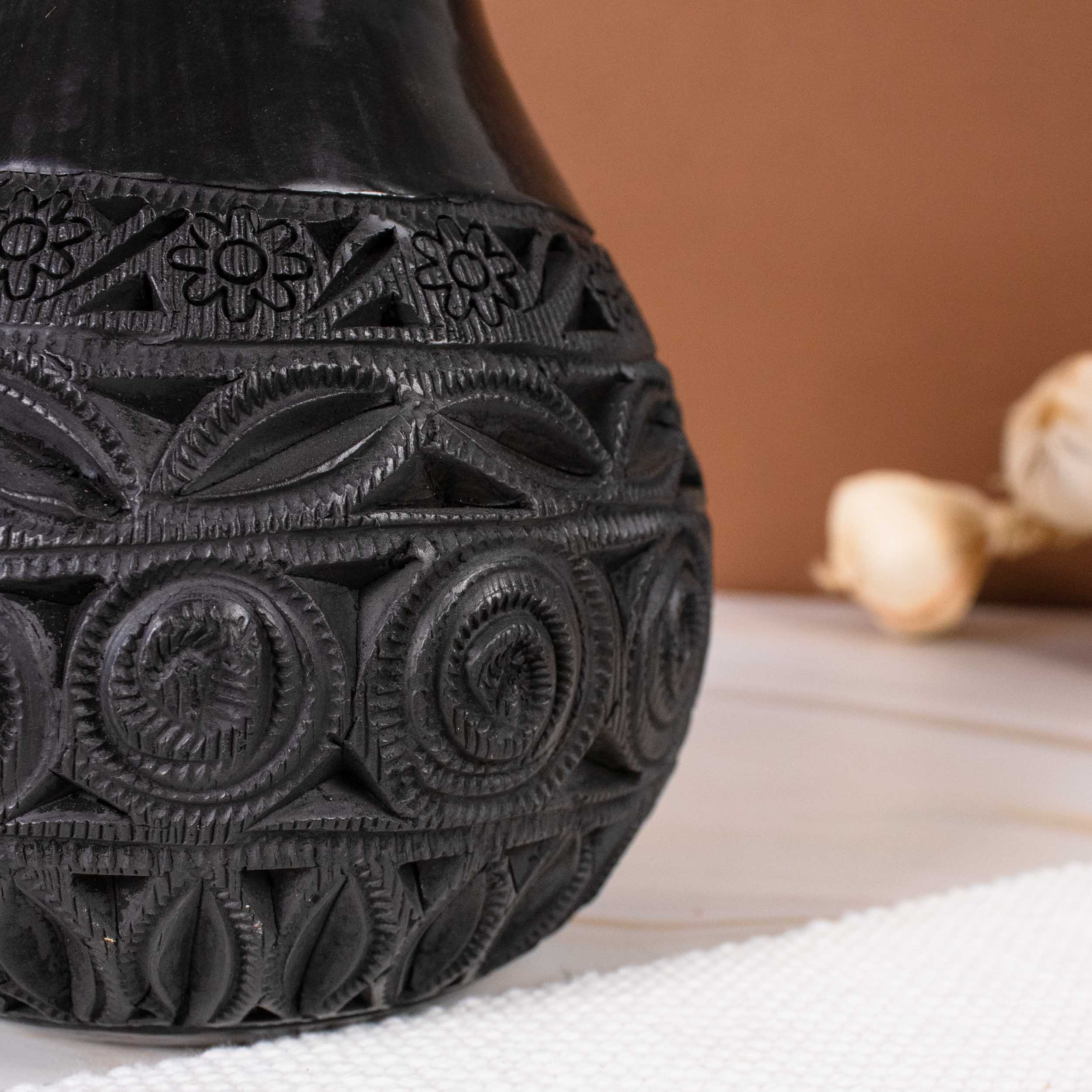 Barro Negro Short Longneck Decorative Vase - Image 3