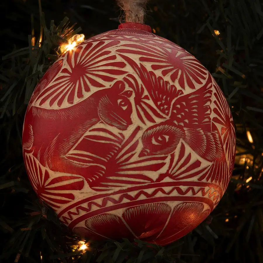 Jícara Natural Hand-Carved Round Christmas Ornament - Image 3