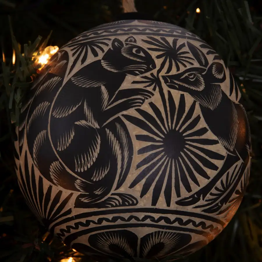 Jícara Natural Hand-Carved Round Christmas Ornament - Image 4