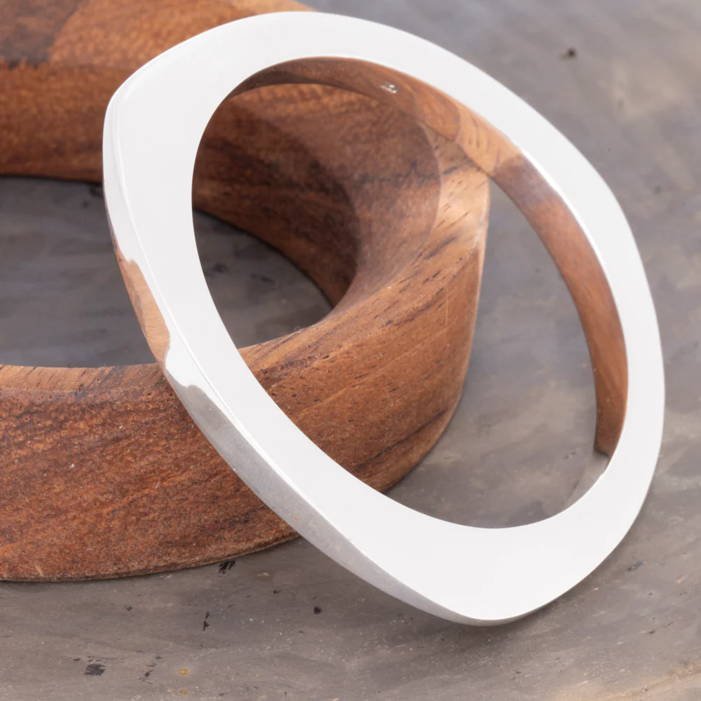 Sterling Silver Triángulo Hammered Bangle - Image 3