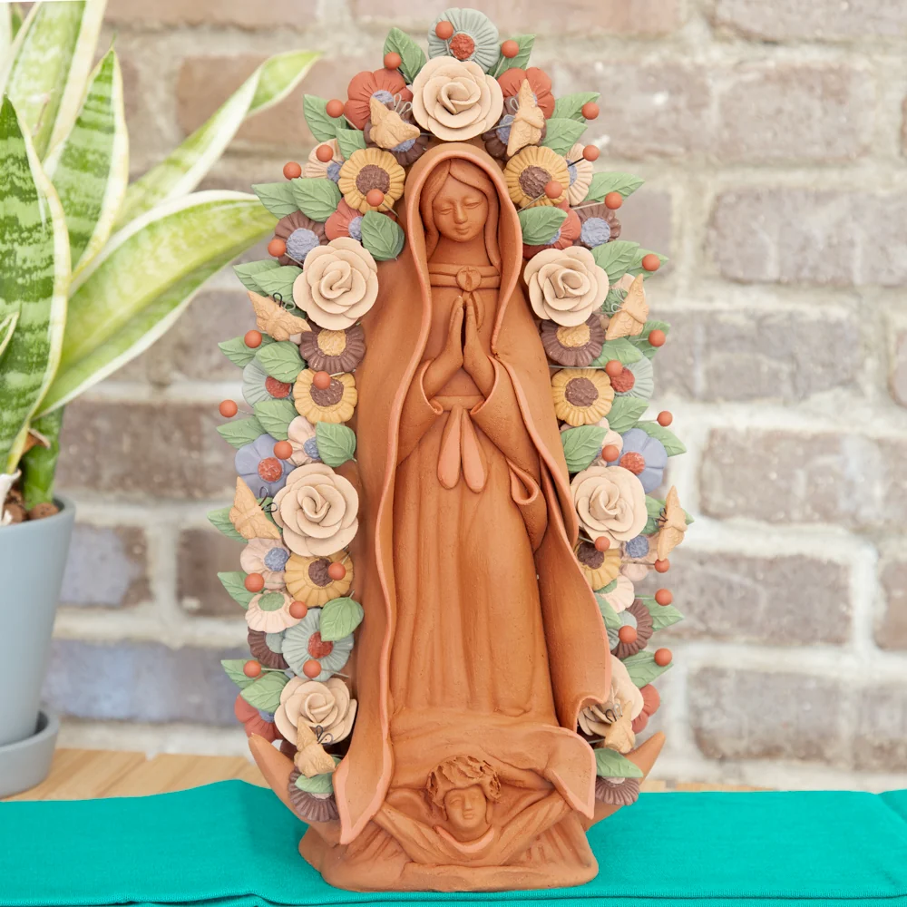 Virgen de Guadalupe Barro Pigmentado Clay Sculpture - Image 6
